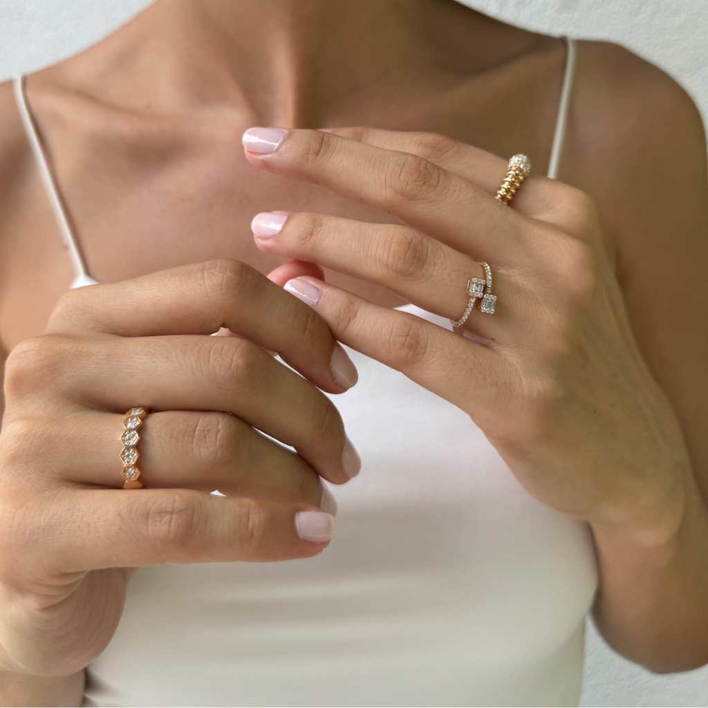 Crossed Baguette yüzük - 14K altın çapraz baget pırlanta yüzük parmakta görünüm