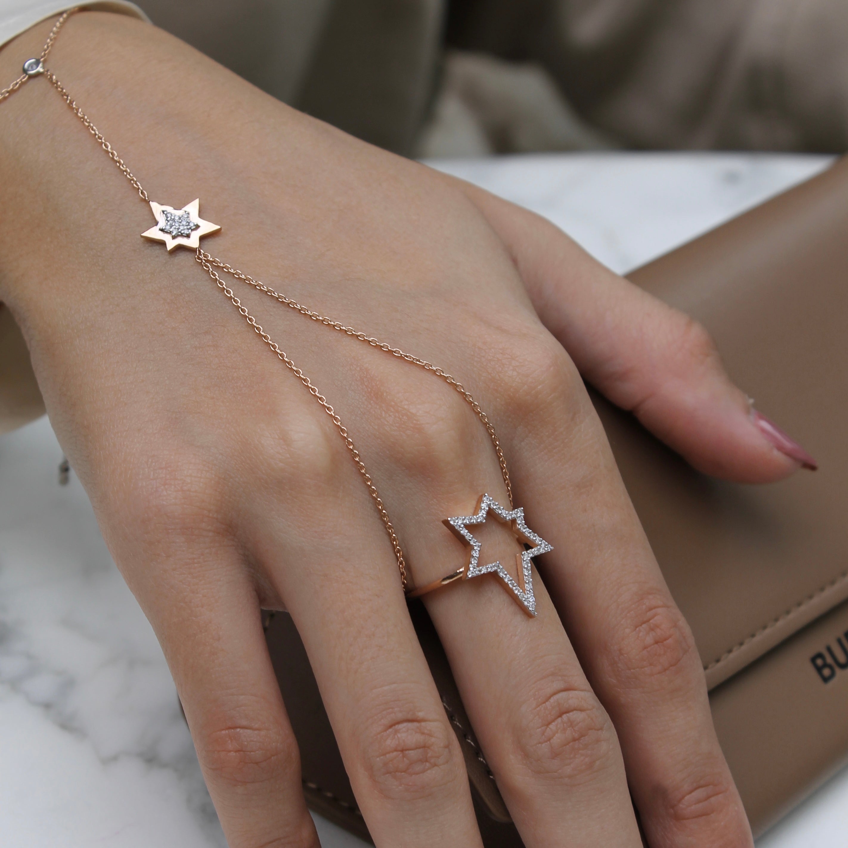 Asteria Şahmeran elde görünümü - 14K altın pırlanta şahmeran