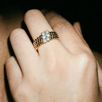 Trinity Crown pırlanta yüzük yakın çekim parmak üzerinde, 14K altın ve E-VS kalite baget pırlanta