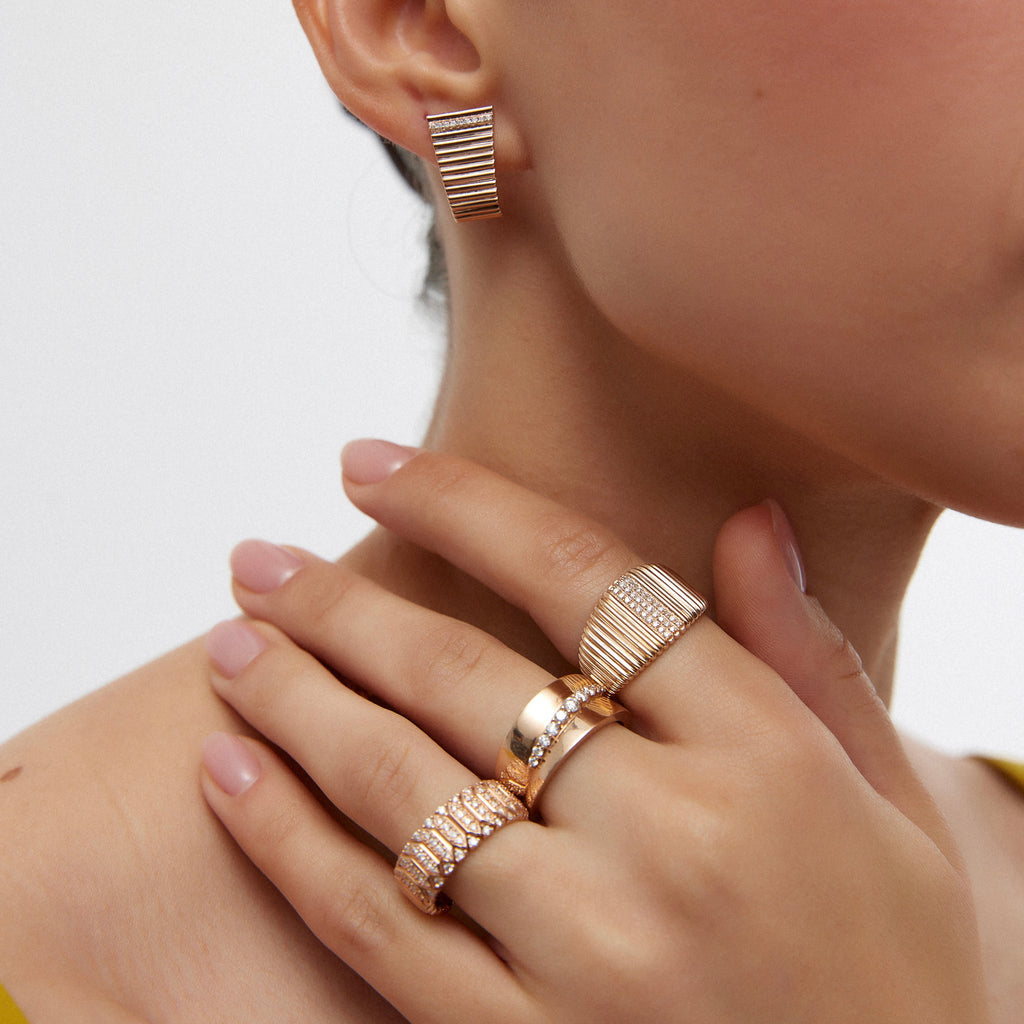 14K altın Lineal küpe - çizgisel tasarımlı pırlanta detaylı küpe, kulakta görünüm