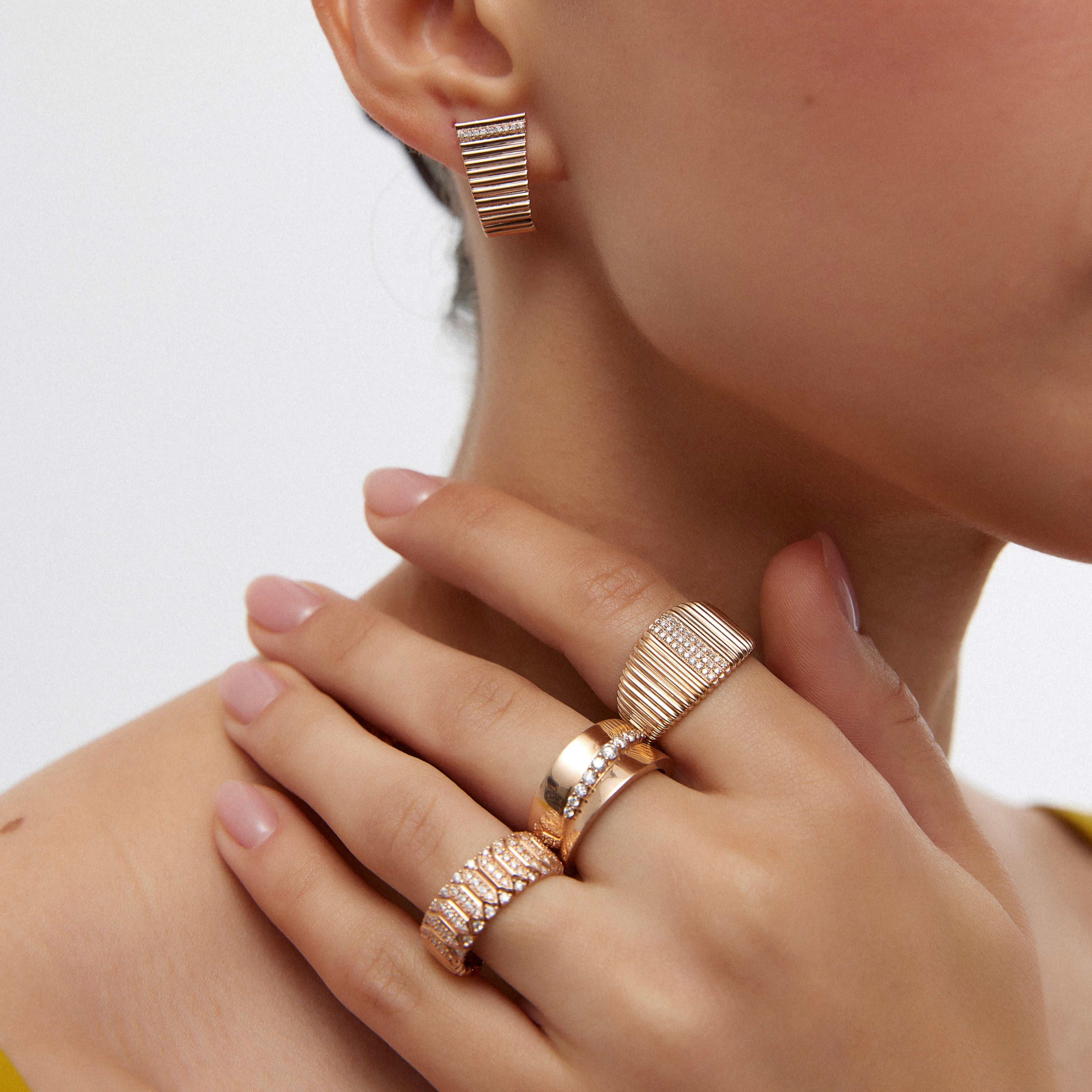 14K altın Lineal küpe - çizgisel tasarımlı pırlanta detaylı küpe, kulakta görünüm