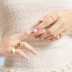 Eternal Flow yüzük parmakta görünüm - 14K altın baget pırlanta yüzük - Ala Fine Jewelry