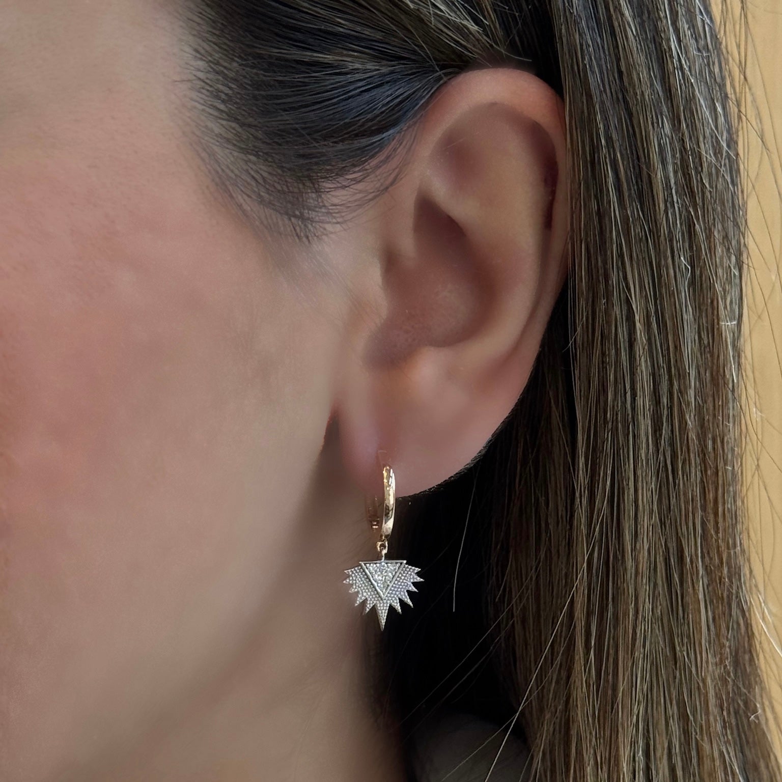 Sunlit pırlanta küpe 14K altın - kulak üzerinde görünüm