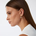 14K altın pırlanta taşlı Regulus yıldız küpe kulakta görünüm