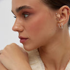 14K altın Zigzag Cluster halka küpe - zigzag tasarımlı pırlanta detaylı küpe, kulakta görünüm