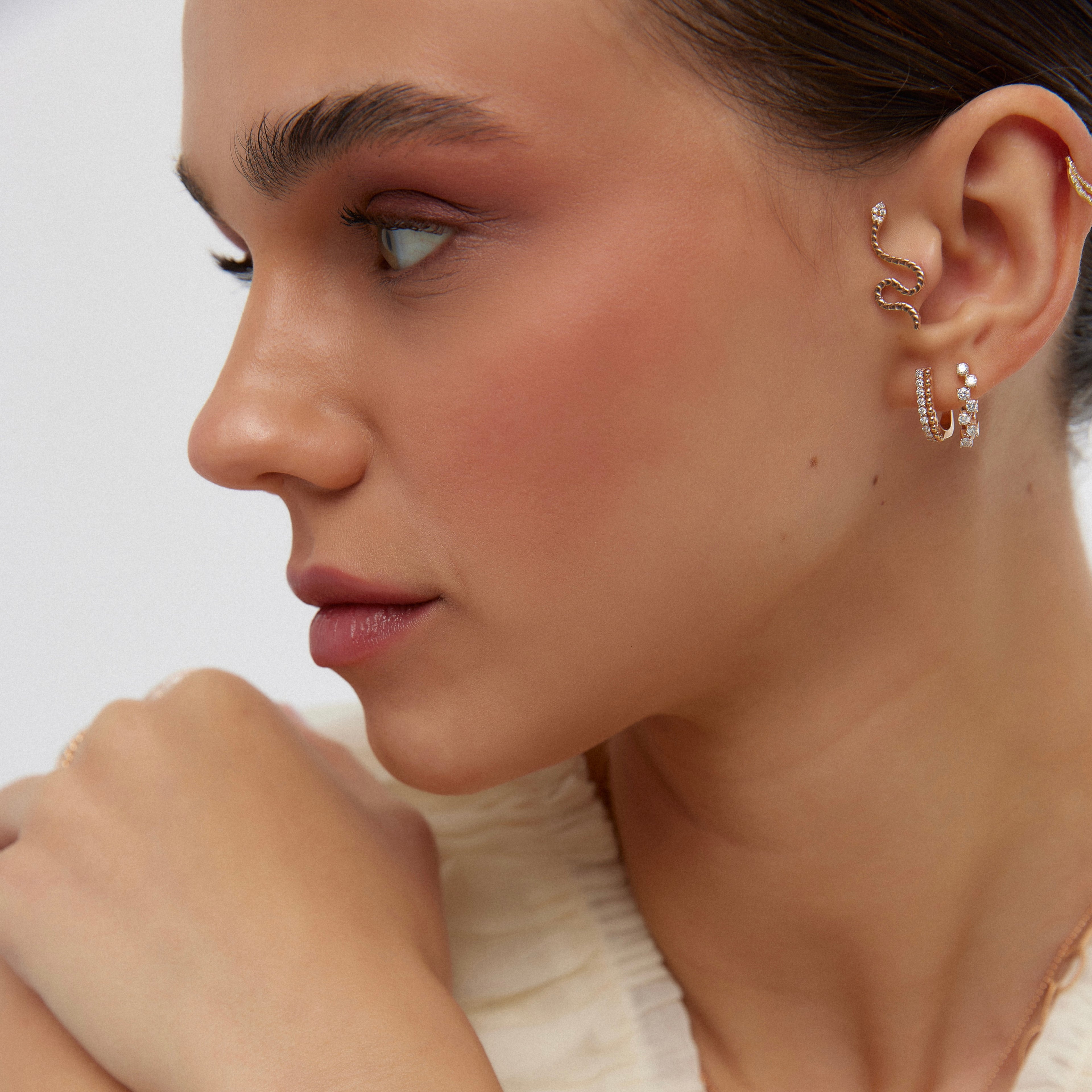 14K altın Zigzag Cluster halka küpe - zigzag tasarımlı pırlanta detaylı küpe, kulakta görünüm