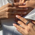 Double Cornered pırlanta yüzük 14K altın baget taşlı - parmak üzerinde görünüm