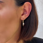 Baguesse pırlanta küpe kulakta görünümü, 14K altın üzerinde parlak baguette pırlanta