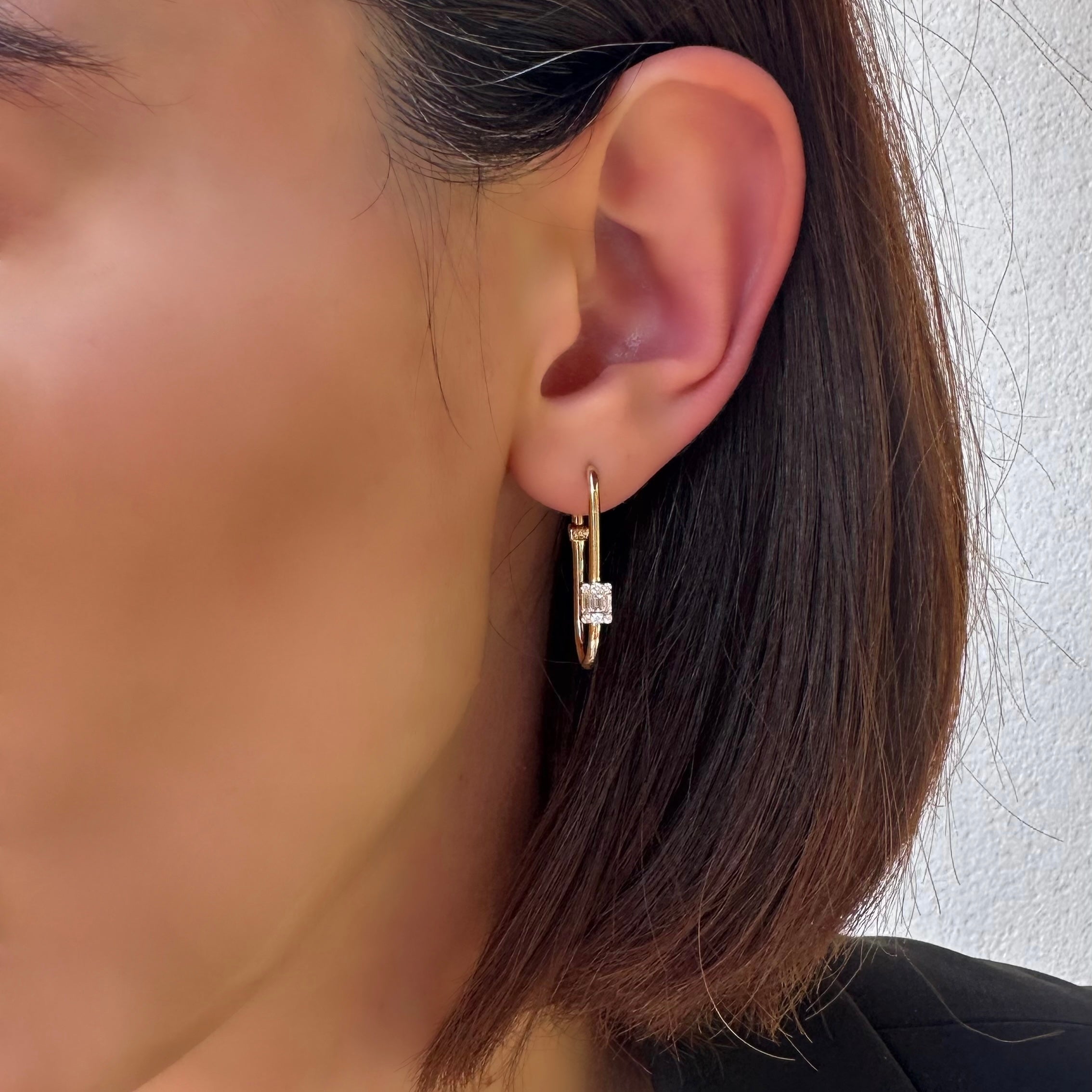 Baguesse pırlanta küpe kulakta görünümü, 14K altın üzerinde parlak baguette pırlanta