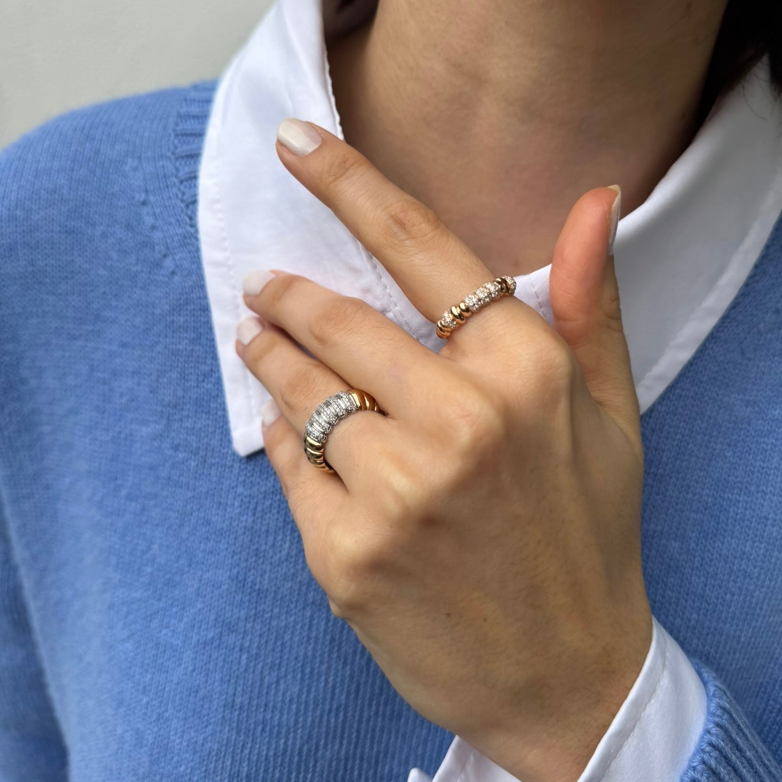 Croissantino yüzük parmakta görünüm - 14K altın pırlanta yüzük - Ala Fine Jewelry