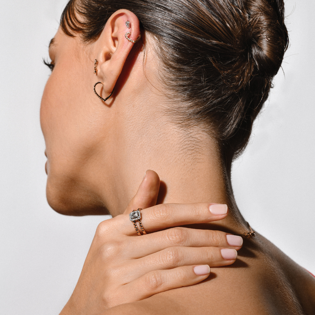 Love Hoop Küpe kulakta görünümü - 14K altın pırlanta halka küpe