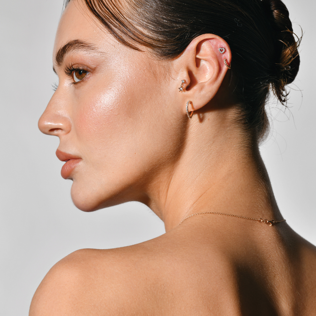 Love Hoop Küpe kulakta görünümü - 14K altın pırlanta halka küpe