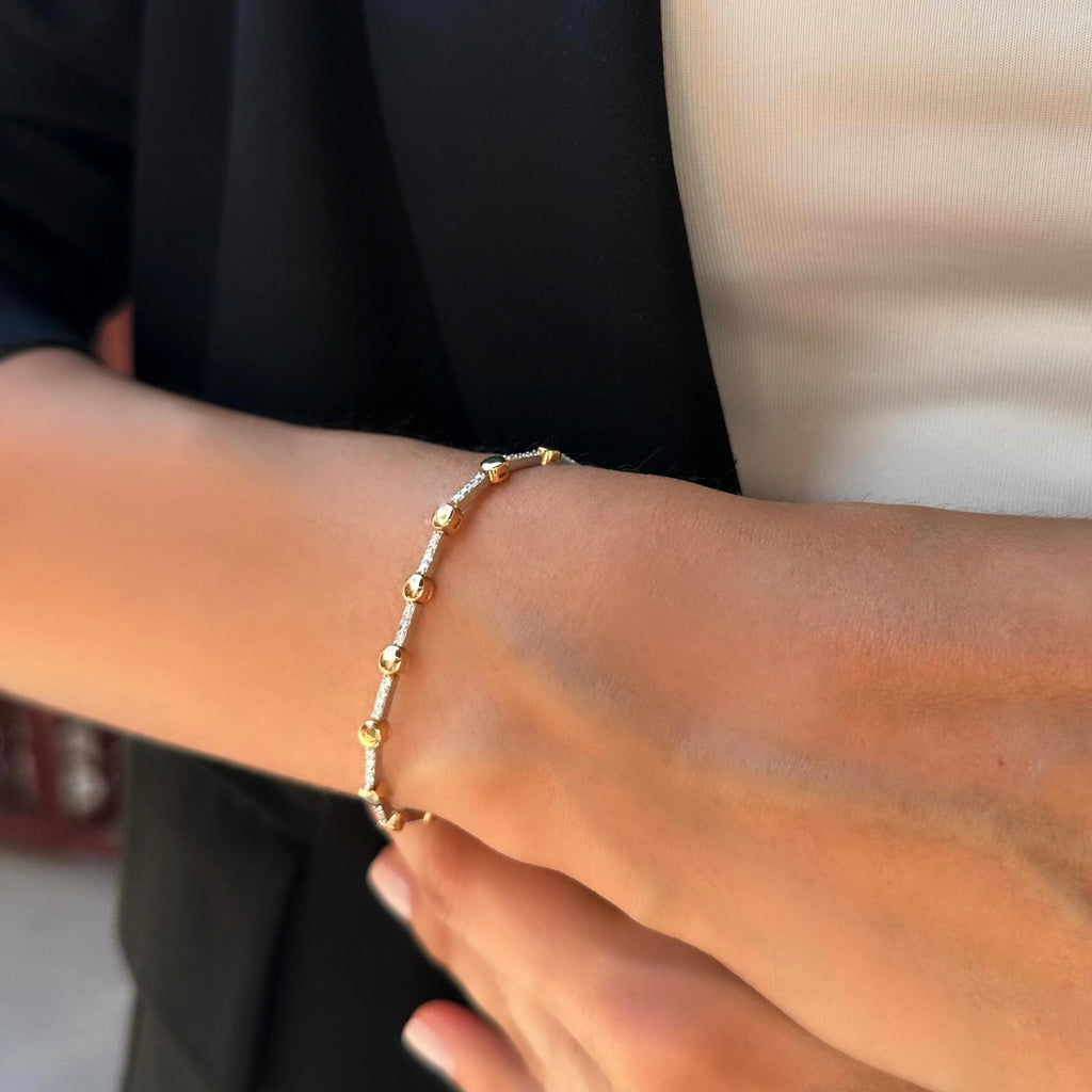 Rivior pırlanta bileklik kolda görünümü, 14K altın üzerinde parlak pırlanta dizilimi