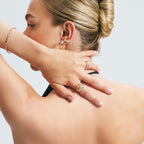 Sacred Grid pırlanta bileklik bilekte görünümü, 14K altın üzerinde parlak pırlanta dizilimi