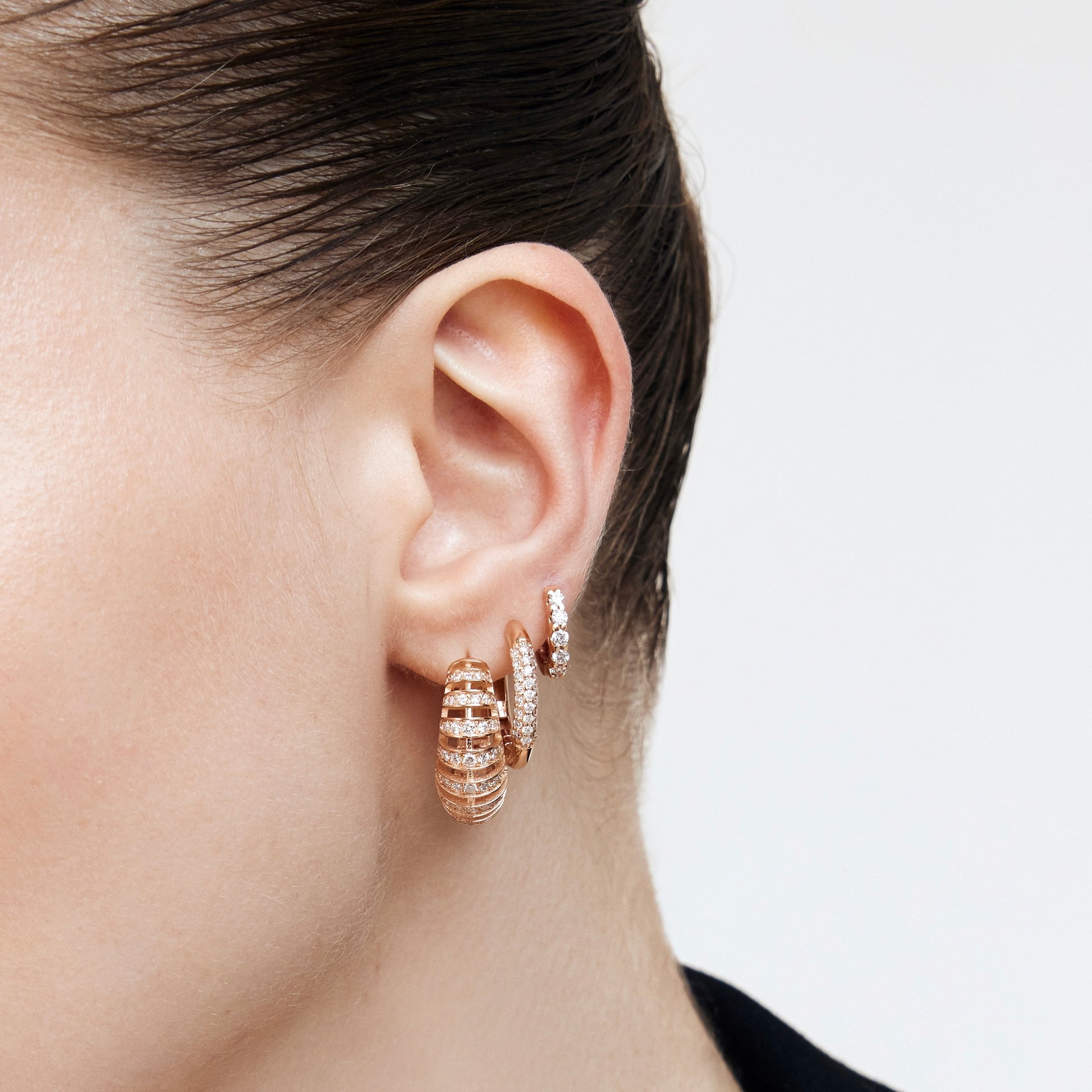 Soft Pave Küpe - 0.24 ct E-VS pırlanta işlemeli 14K altın küpe yakın çekim