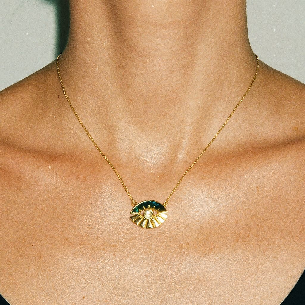 Trapeze Gaze pırlanta kolye boyunda görünümü, 14K altın üzerinde göz motifli tasarım