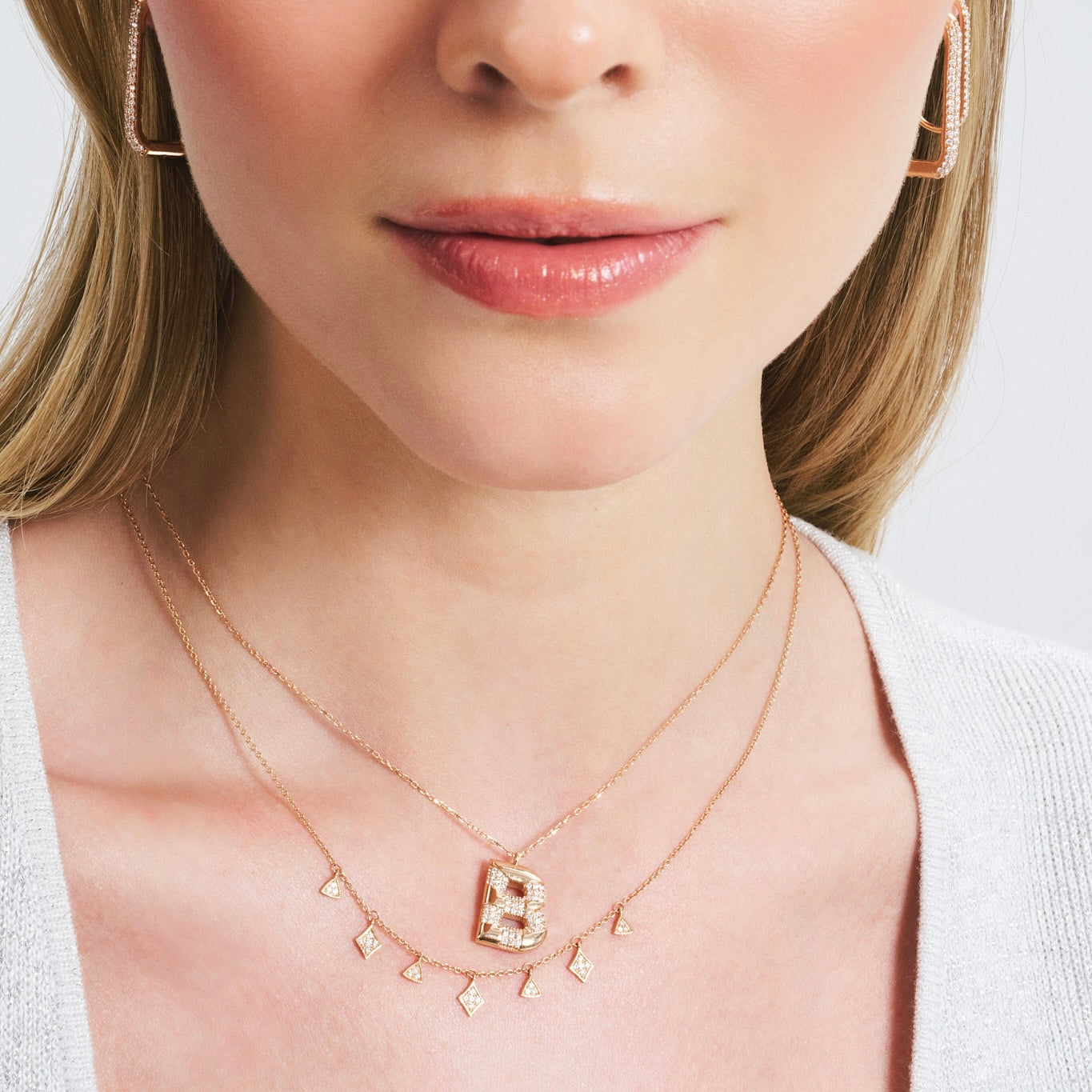 Divine Monogram pırlanta kolye boyunda görünümü, 14K altın üzerinde harf motifli tasarım