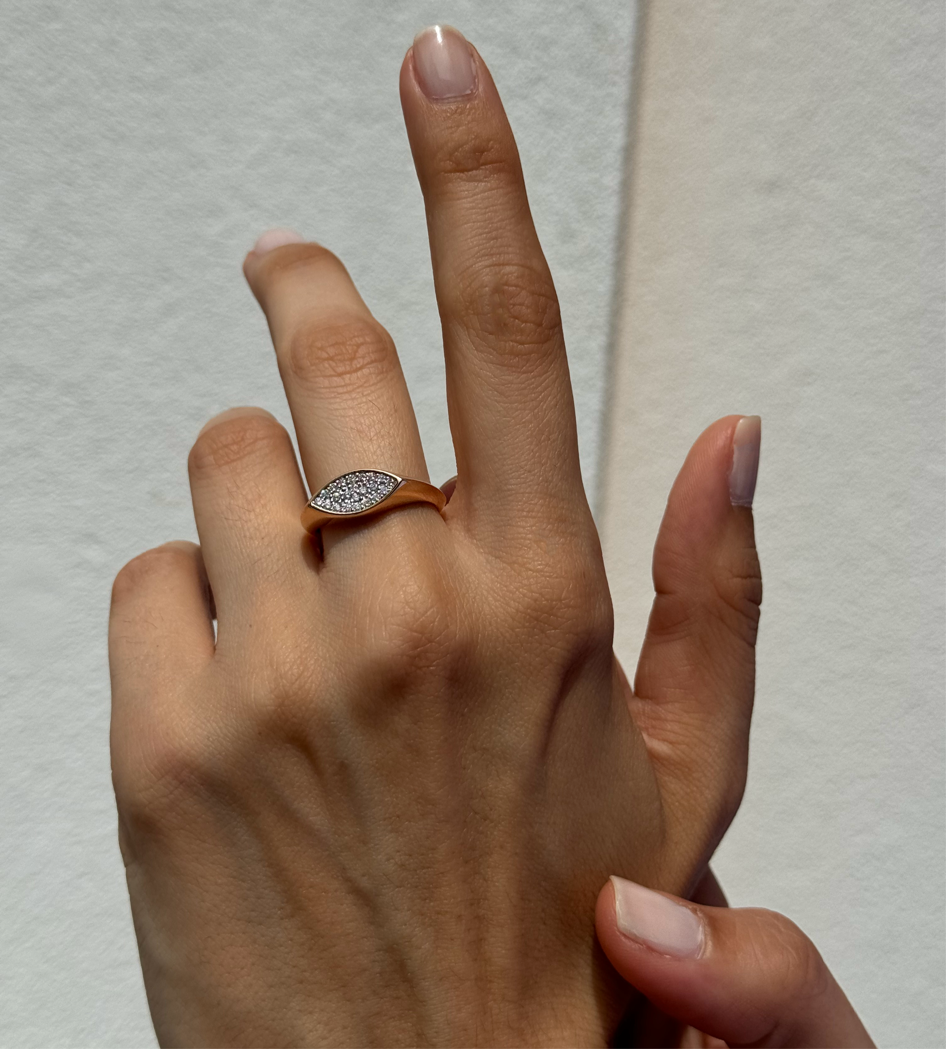 Fine Diamond pırlanta yüzük, 14K altın, parmakta görünümü