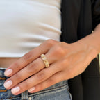 Vintera pırlanta yüzük parmakta görünümü, 14K altın üzerinde parlak pırlanta dizilimi