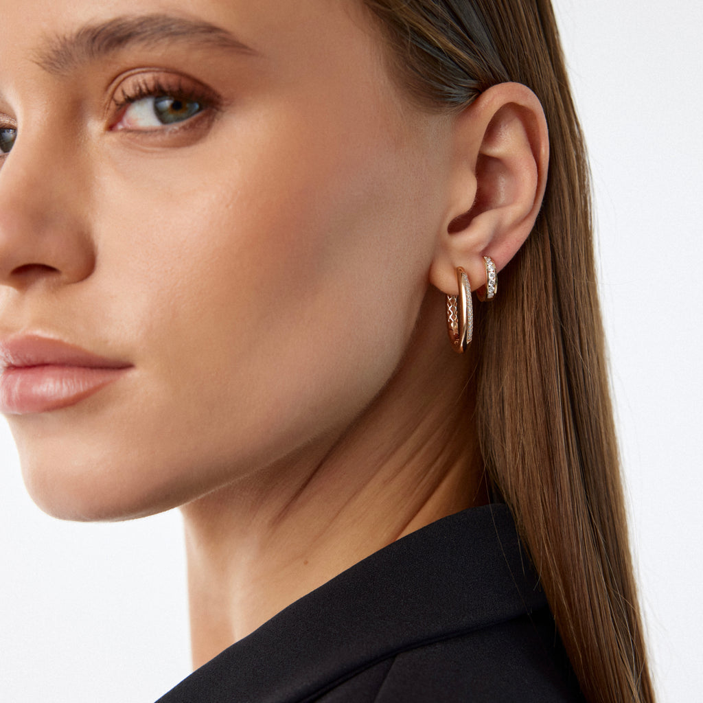 Antre Hoop Küpe - 14K altın halka küpe, 0.42 ct E-VS pırlanta, kulakta görünüm