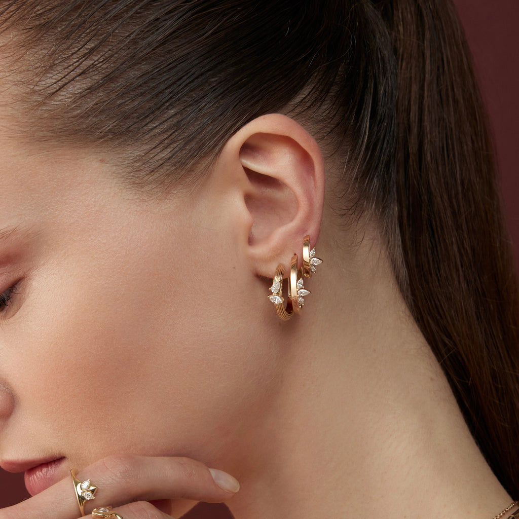 Celeste Mini küpe halka model yan profil pırlanta detay