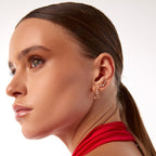 Baguette Minimal Küpe - 14K altın baguette pırlanta küpe, kulakta görünümü