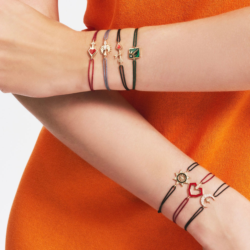 Crowded Heart bileklik bilekte görünüm - 14K altın ipli bileklik - Ala Fine Jewelry