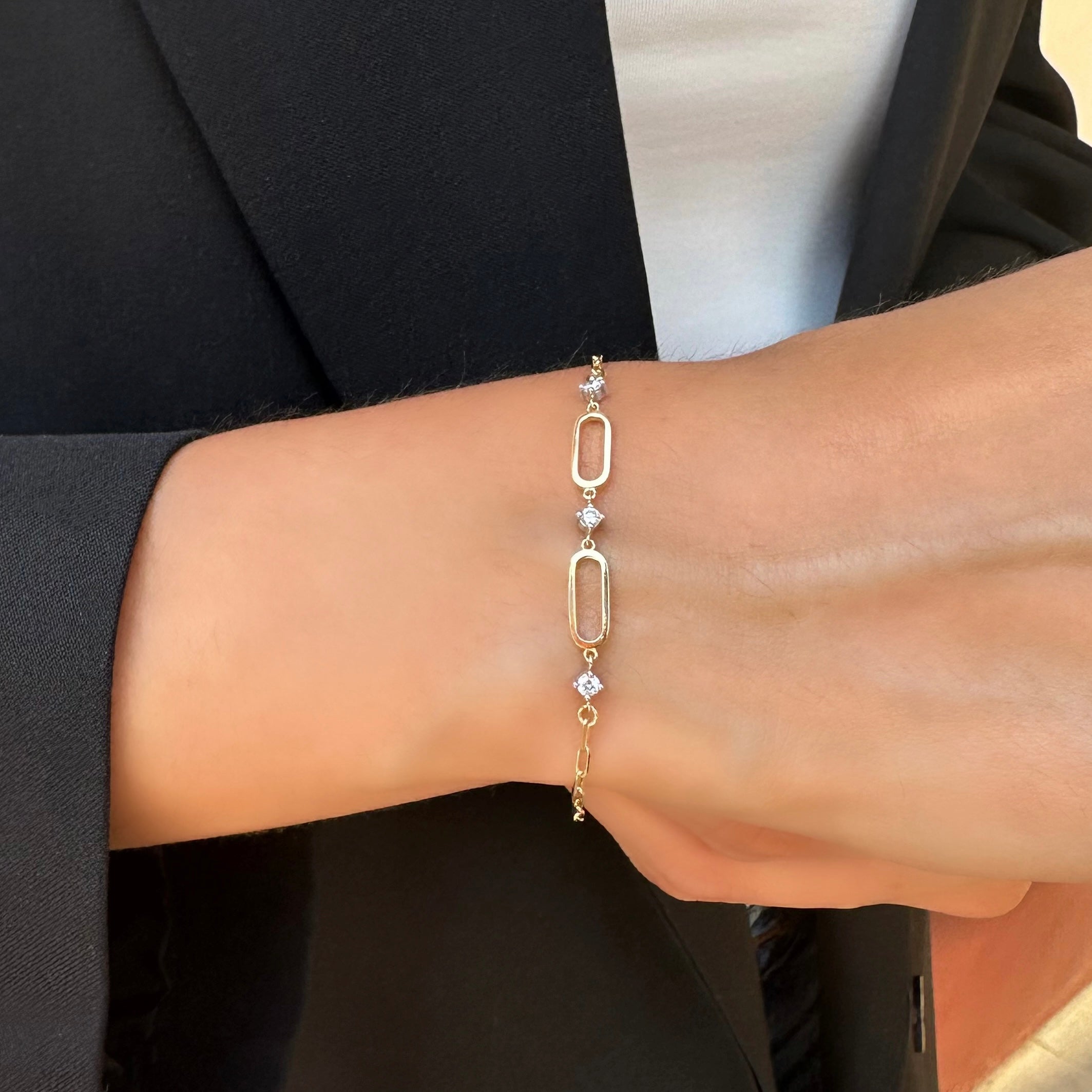 Chainor pırlanta bileklik kolda görünümü, 14K altın zincir üzerinde parlak pırlanta dizilimi