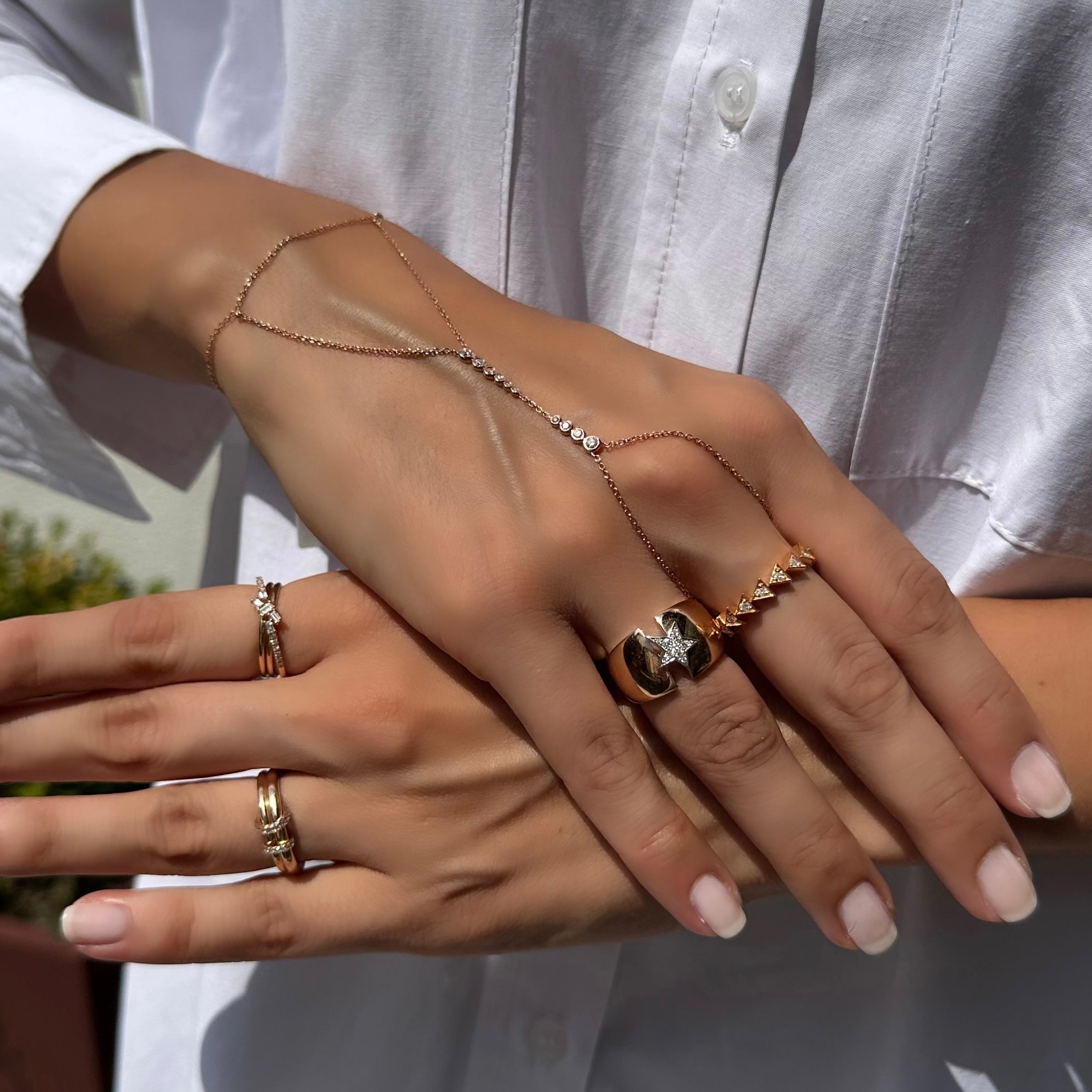 Flow Şahmeran pırlanta bileklik kolda görünümü, 14K altın üzerinde parlak pırlanta dizilimi