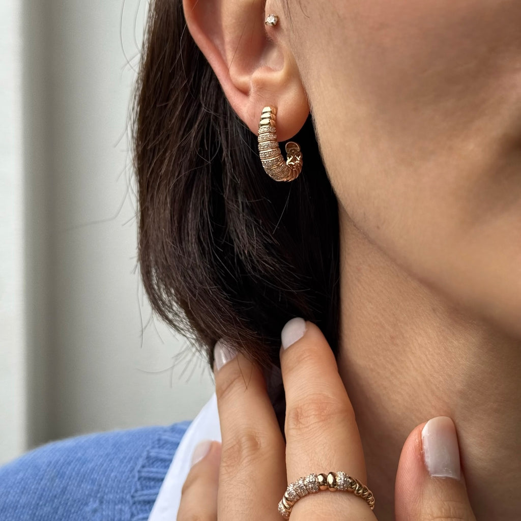 Croissant Diamond küpe detay görünüm - 14K altın pırlanta küpe - Ala Fine Jewelry