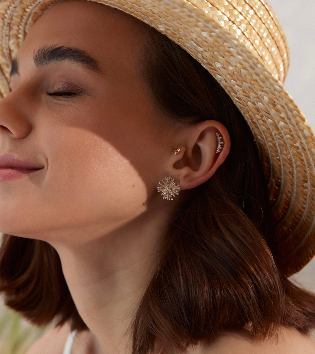 Daisy Diamond Küpe - 0.21 ct pırlanta ve 14K altın çiçek tasarım küpe, kulakta görünüm