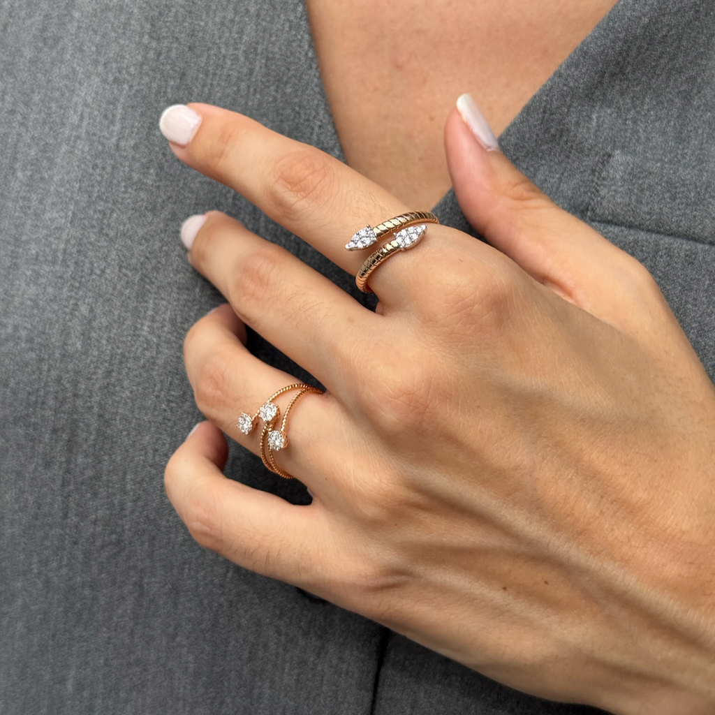 14K altın baguette kesim pırlanta taşlı Snaky yüzük parmakta görünüm