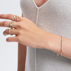 Diamond Lilt pırlanta yüzük parmakta görünümü, 14K altın üzerinde baget kesim pırlanta