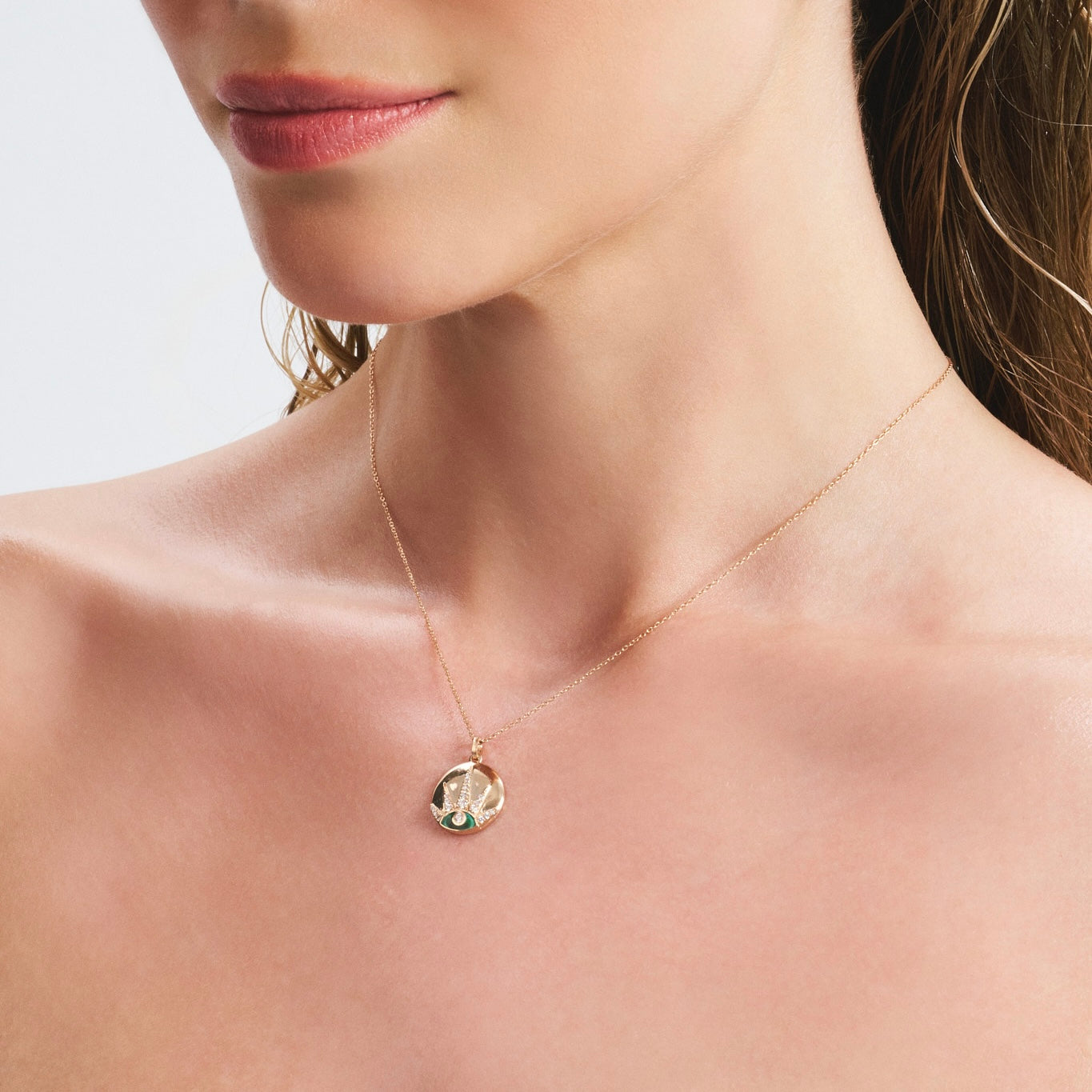 Sunseer pırlanta kolye boyunda görünümü, 14K altın üzerinde modern tasarım