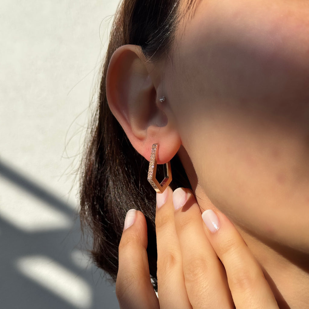 Sharpen halka küpe 14K altın pırlanta detaylı - kulak üzerinde görünüm