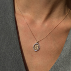 14K altın pırlanta taşlı Circular Letter harf kolye boyunda görünüm, B harfi