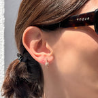 Star Hoop Küpe kulakta görünümü - 14K altın pırlanta yıldız halka küpe