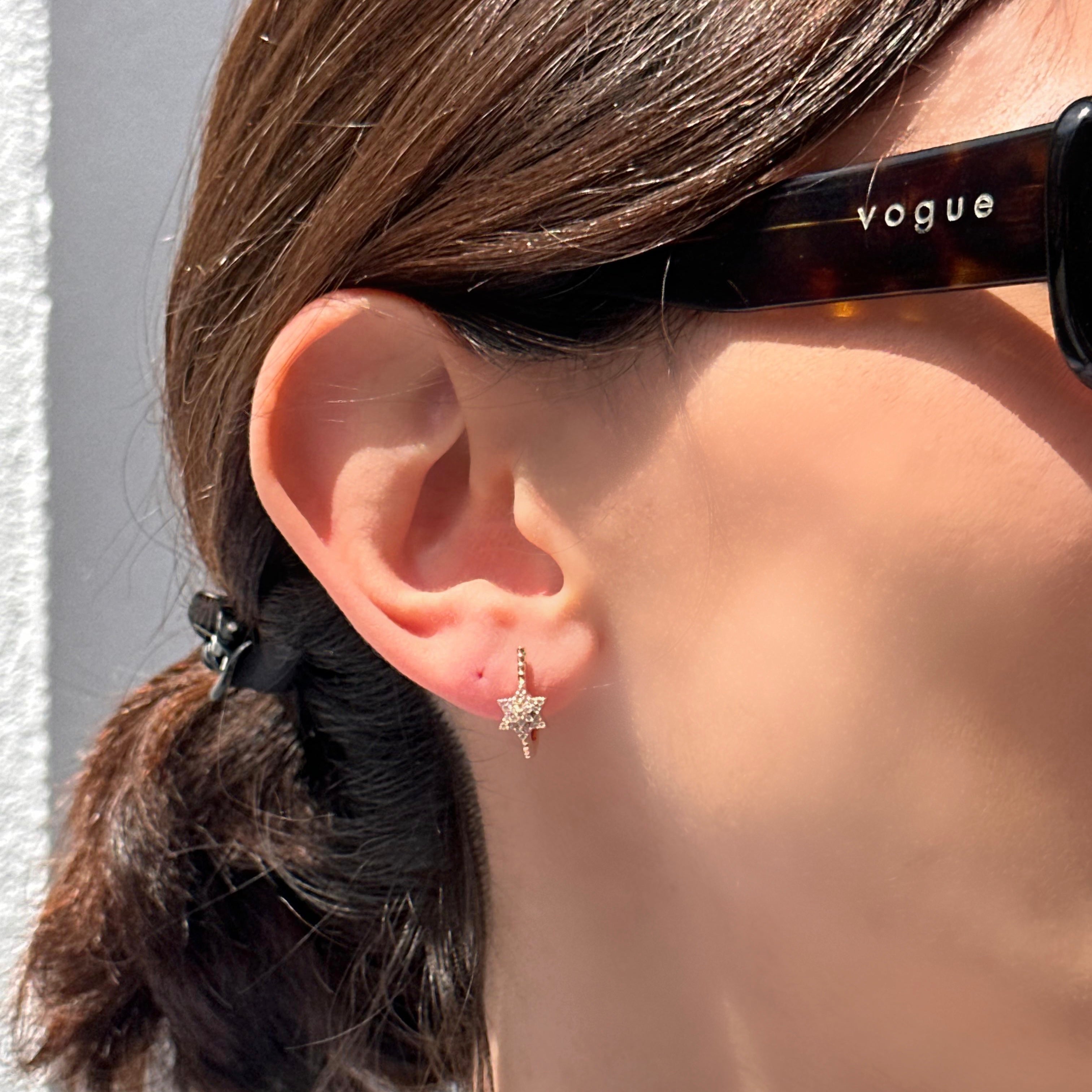 Star Hoop Küpe kulakta görünümü - 14K altın pırlanta yıldız halka küpe