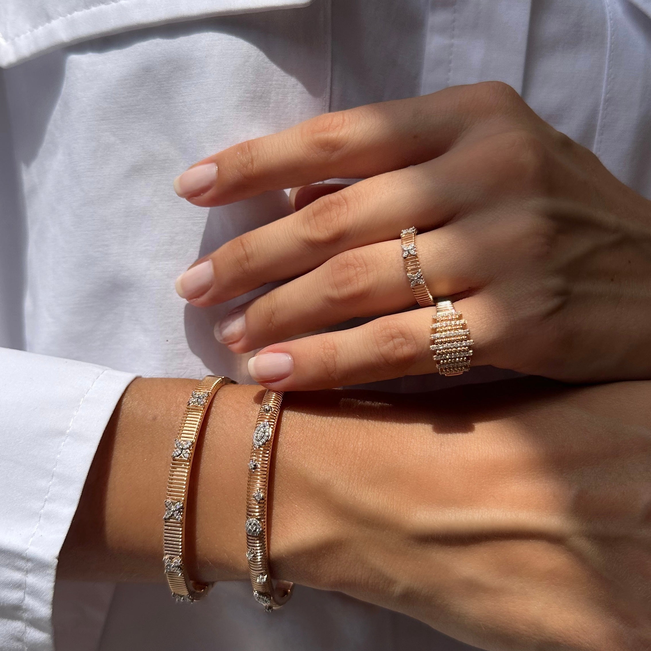 Linora pırlanta bileklik kolda görünümü, 14K altın üzerinde parlak pırlanta dizilimi