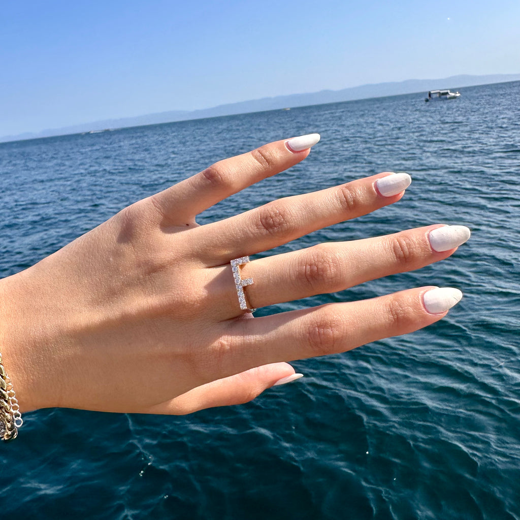 14K altın pırlanta harf yüzük yakın çekim, parmakta görünüm