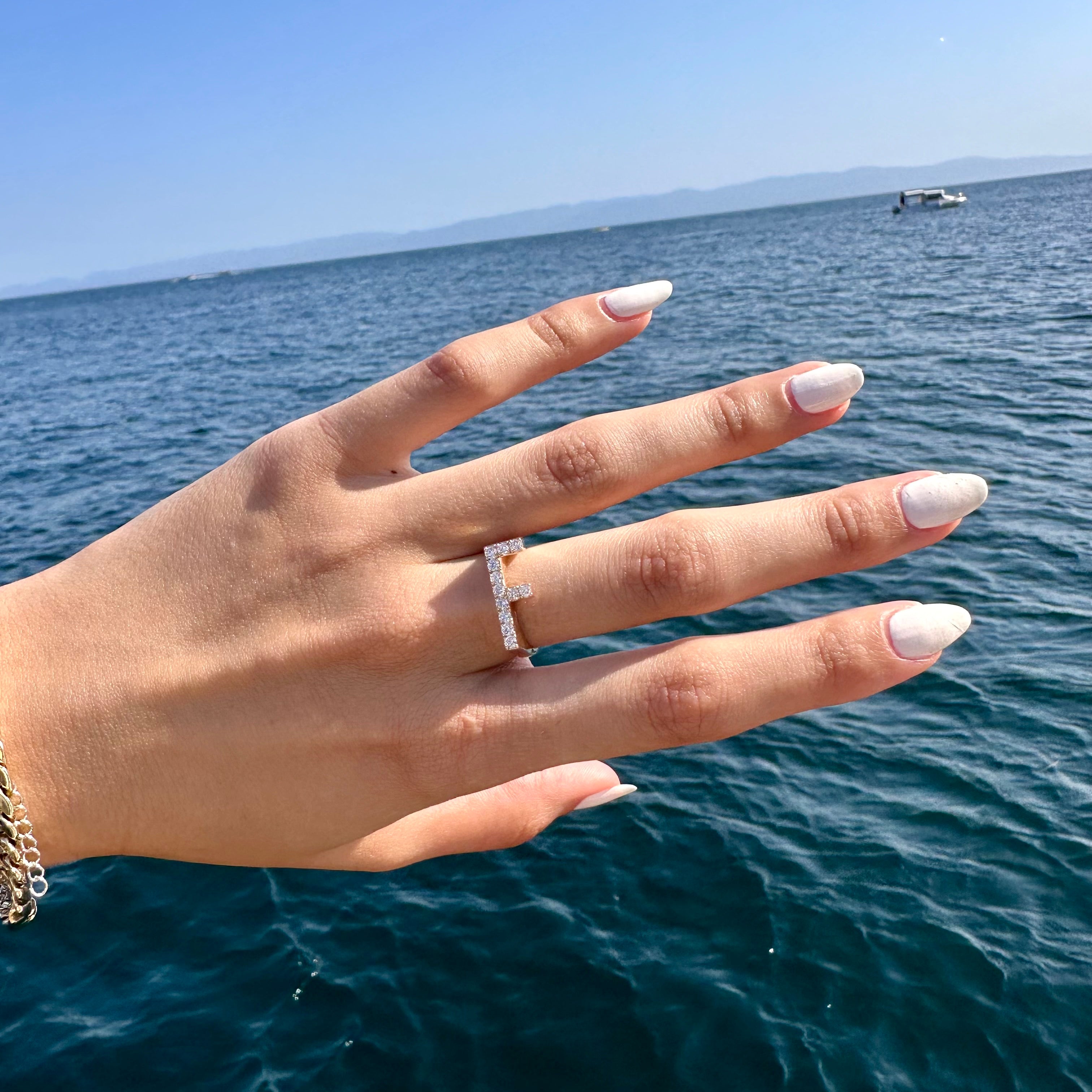 14K altın pırlanta harf yüzük yakın çekim, parmakta görünüm