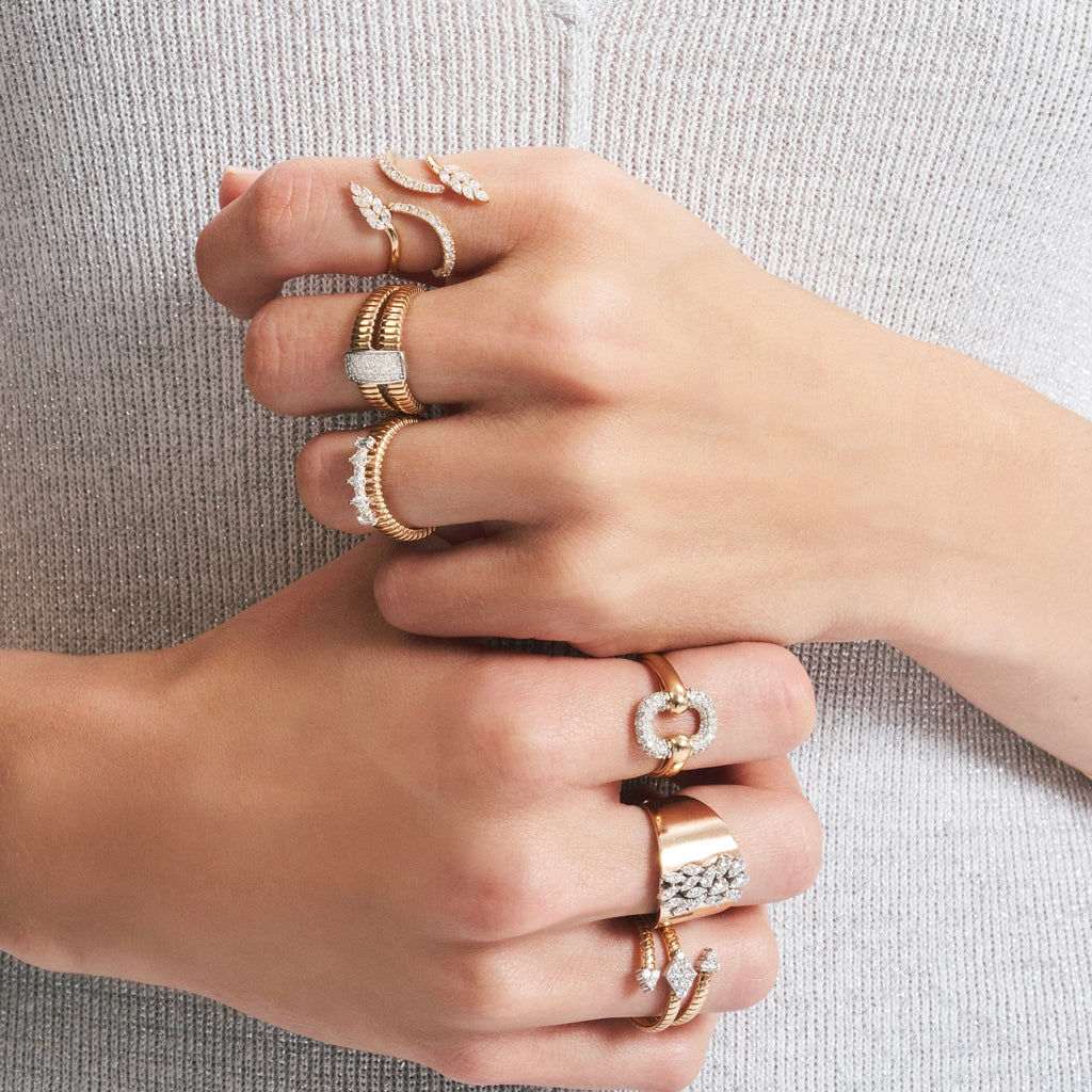 Diamond Gate pırlanta yüzük parmakta görünümü, 14K altın üzerinde baget kesim pırlanta