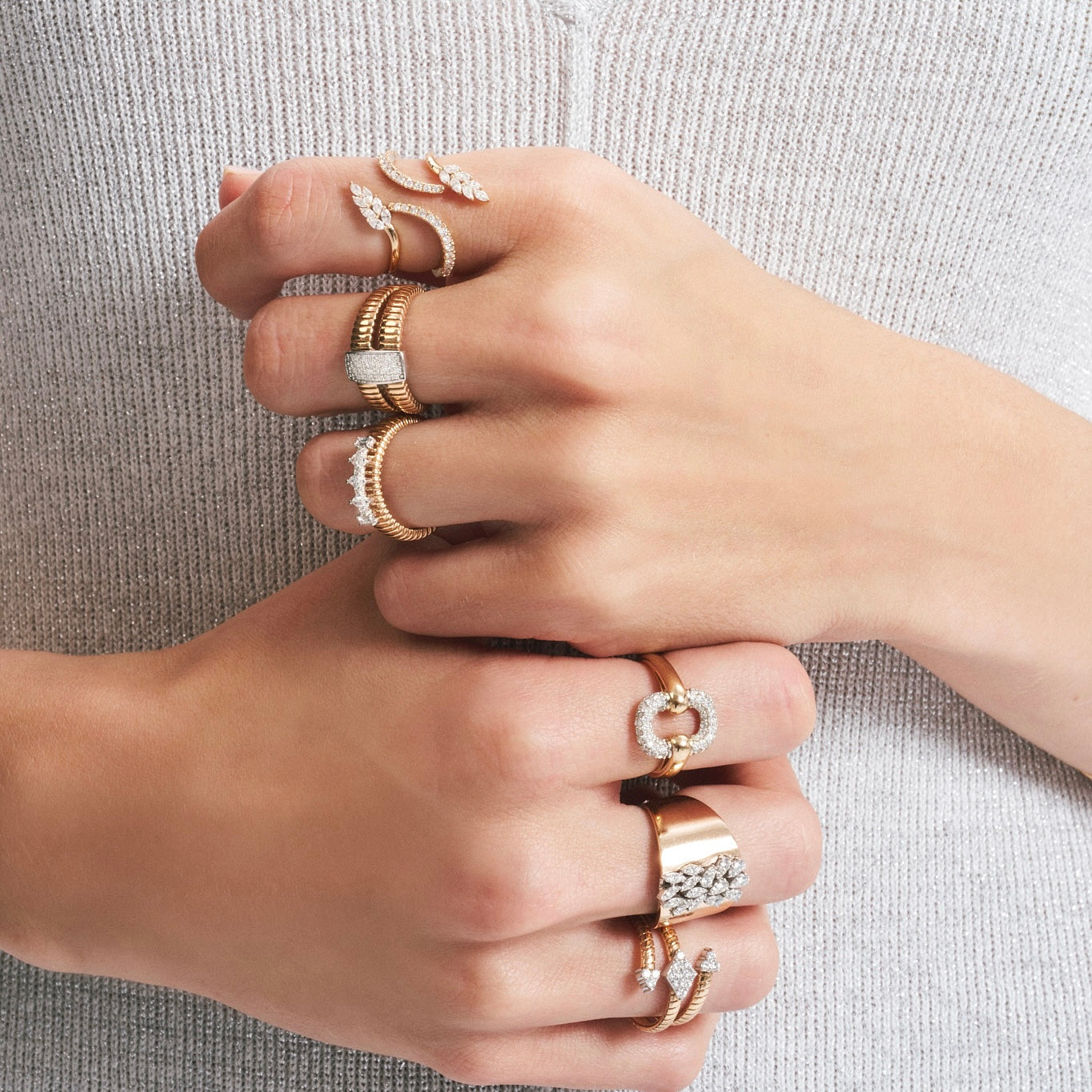 Diamond Gate pırlanta yüzük parmakta görünümü, 14K altın üzerinde baget kesim pırlanta