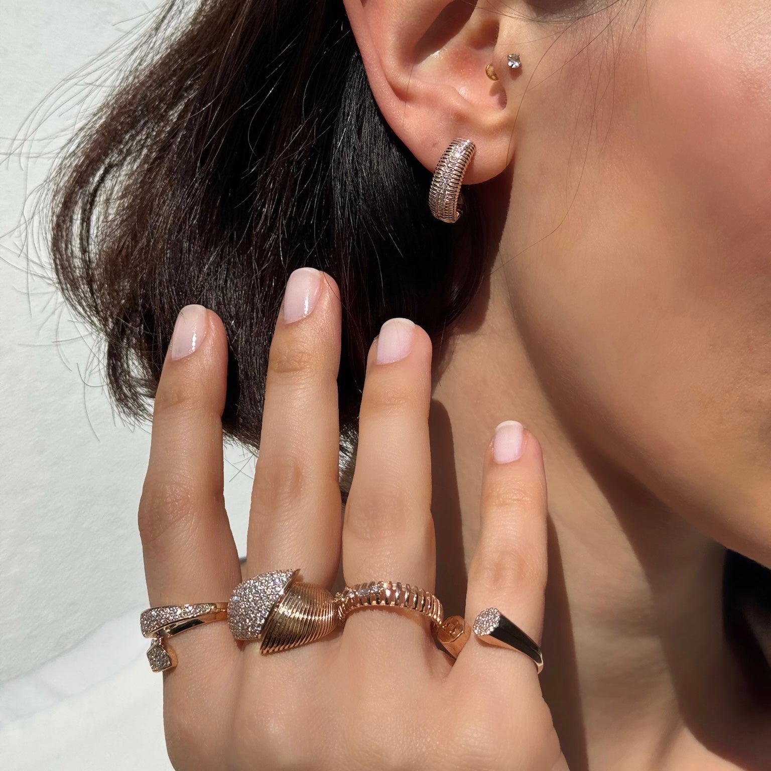 Lineal Hoop küpe detay görünüm - 14K altın pırlanta halka küpe - Ala Fine Jewelry