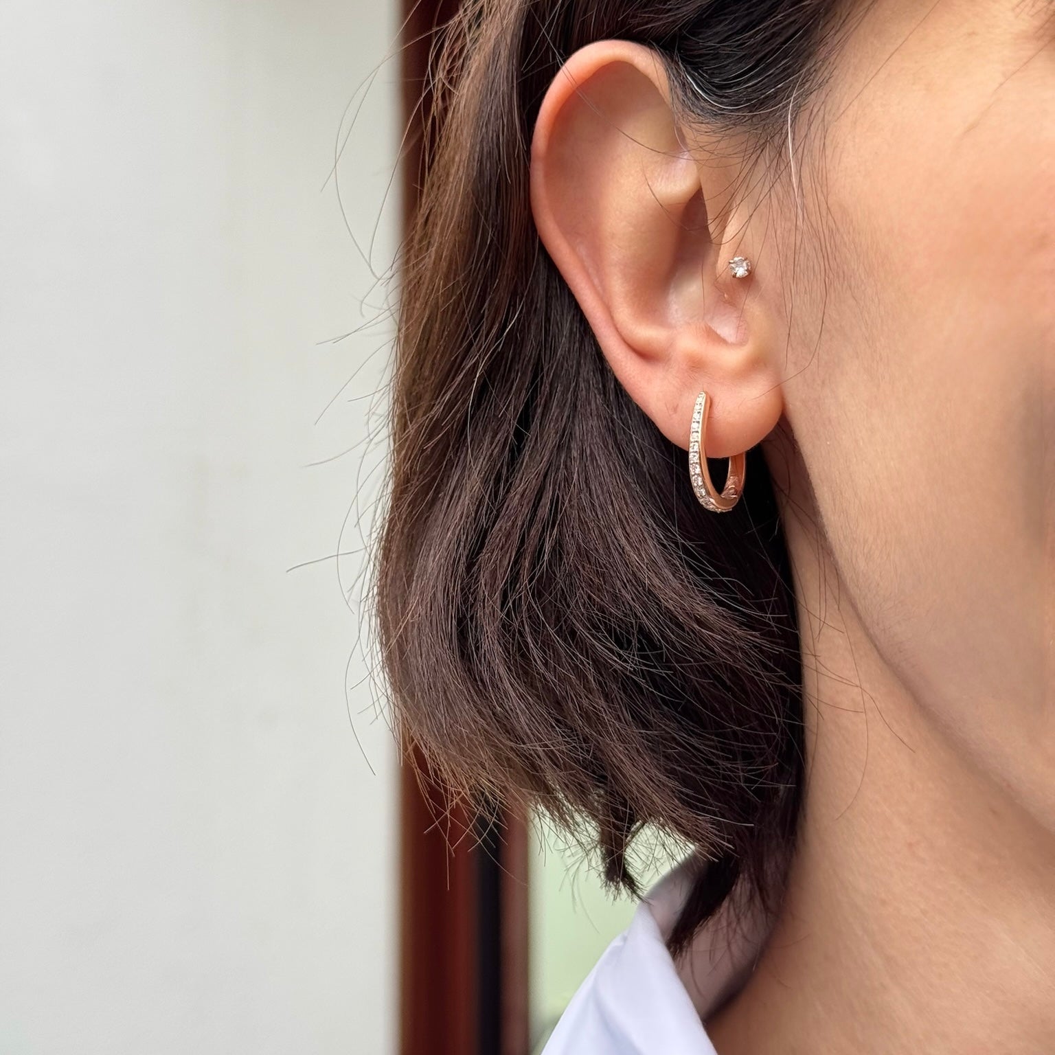 Undo küpe detay görünüm - 14K altın pırlanta halka küpe - Ala Fine Jewelry