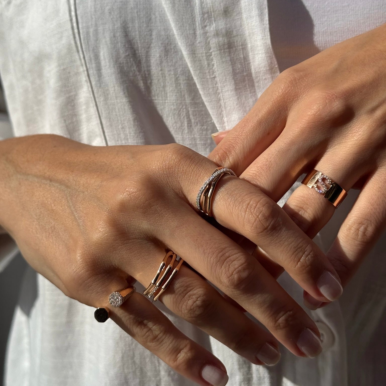 14K altın Cornered Twister yüzük baget pırlanta detayları model parmağında