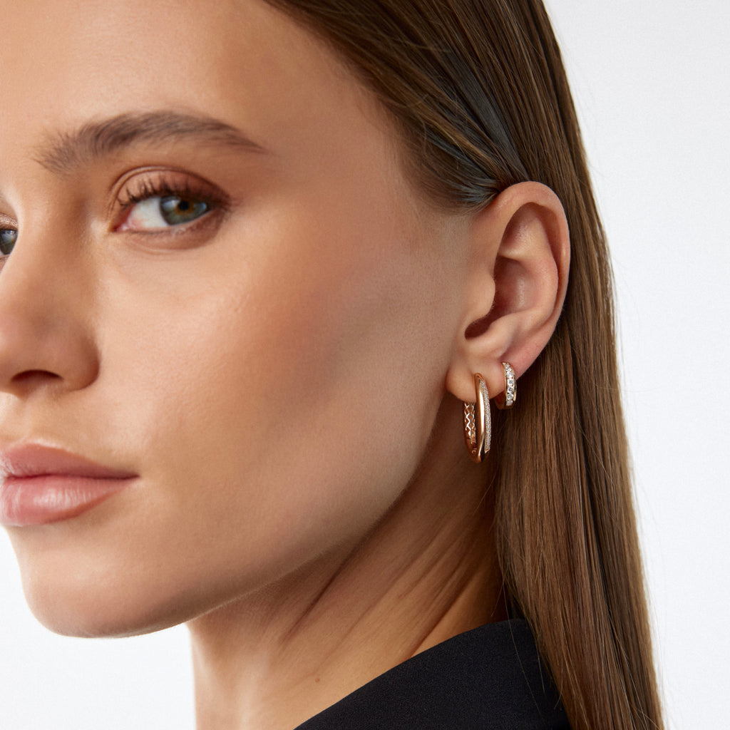 Side Diamond küpe kulakta görünüm, 14K altın ve pırlanta işçiliği