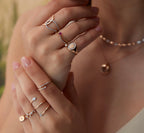 Ruby Floral Yüzük parmakta görünümü - 14K altın yakut çiçek yüzük