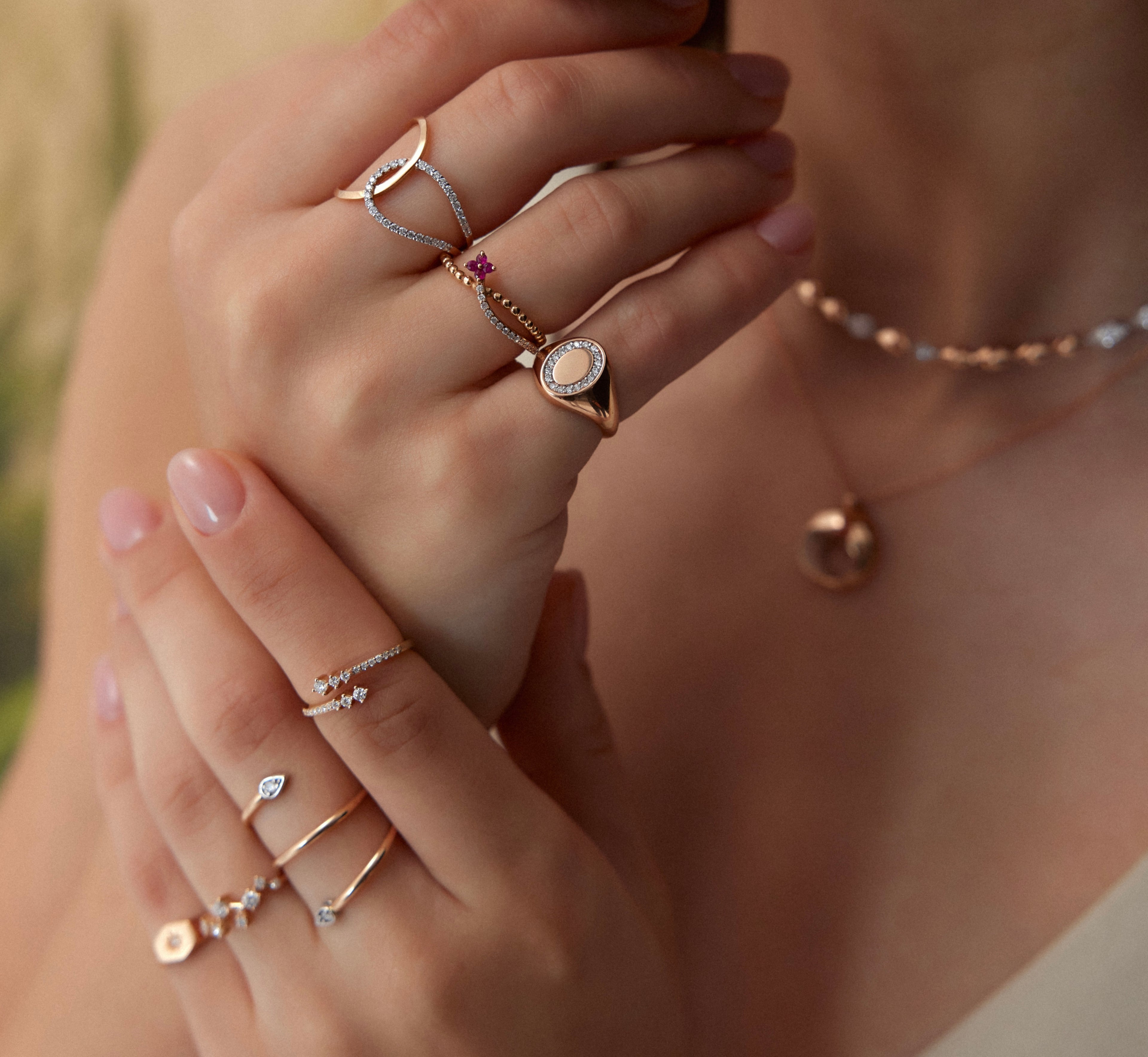 Ruby Floral Yüzük parmakta görünümü - 14K altın yakut çiçek yüzük