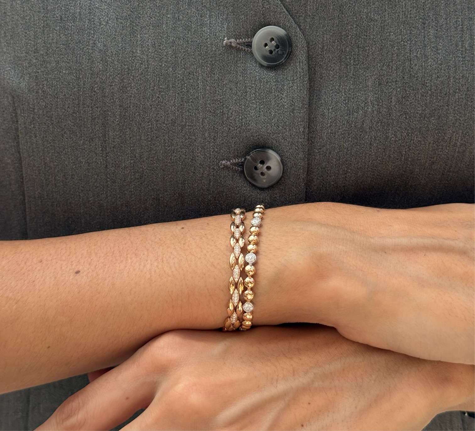 14K altın pırlanta taşlı Almond bileklik bilekte görünüm